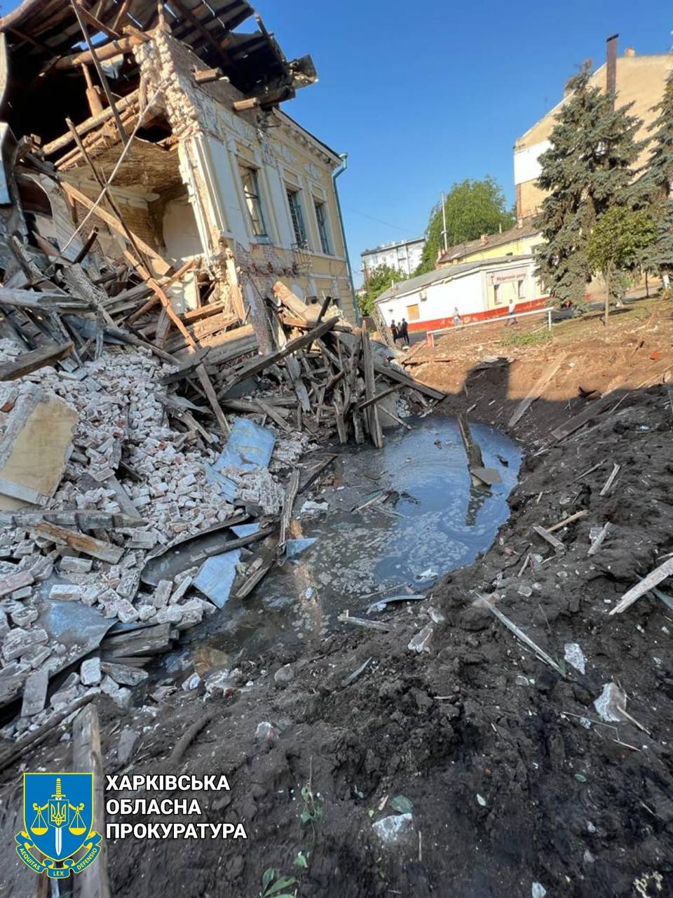 Появились фото последствий ракетных обстрелов Новобаварского и Слободского районов Харькова.