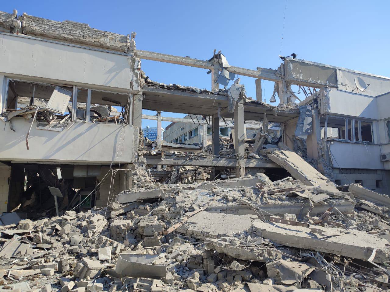 Росія вночі вдарила ракетами по трьом районам Харкова фото 1