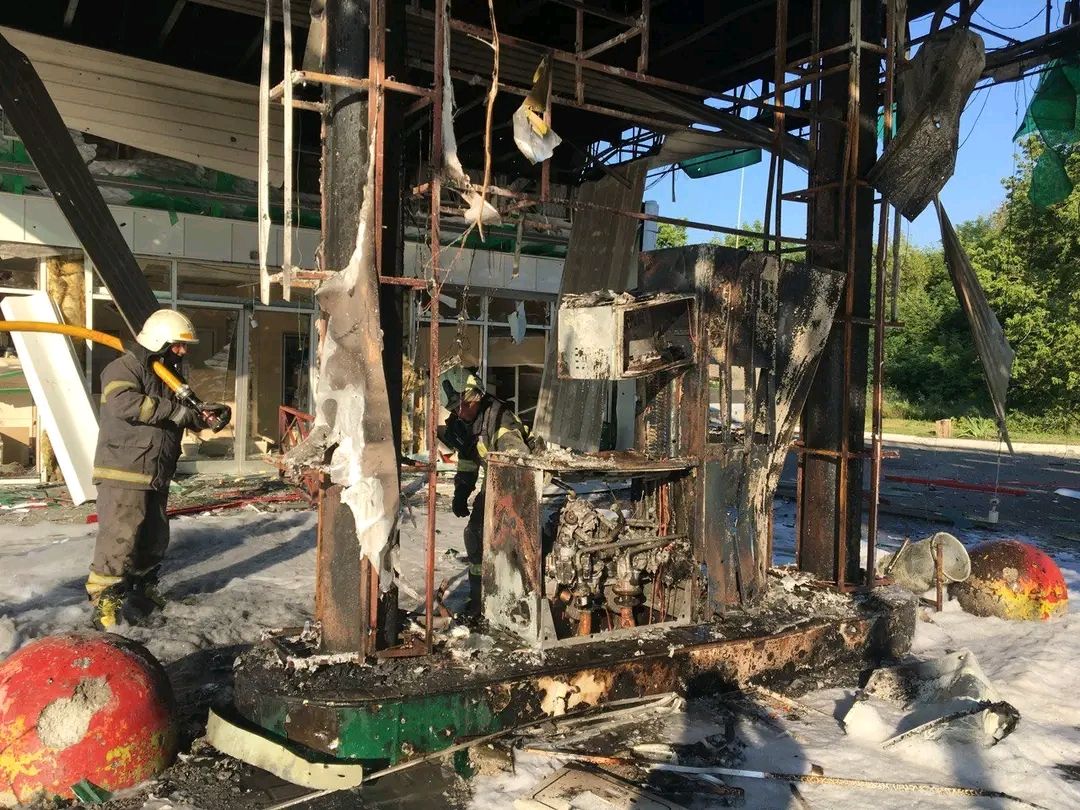 В Чугуеве в результате российских обстрелов загорелась заправка.