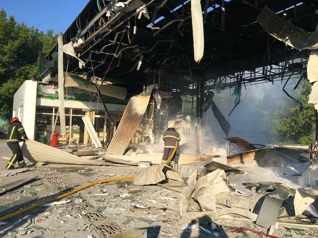 В Чугуеве в результате российских обстрелов загорелась заправка.