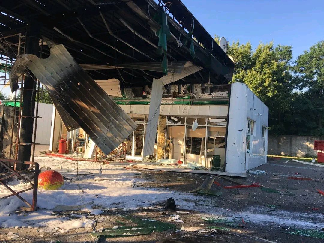 В Чугуеве в результате российских обстрелов загорелась заправка.