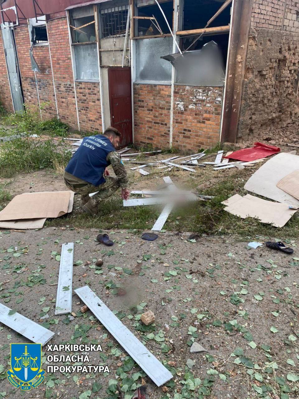 З'явилися фото з місця обстрілу у Немишлянському районі Харкова.