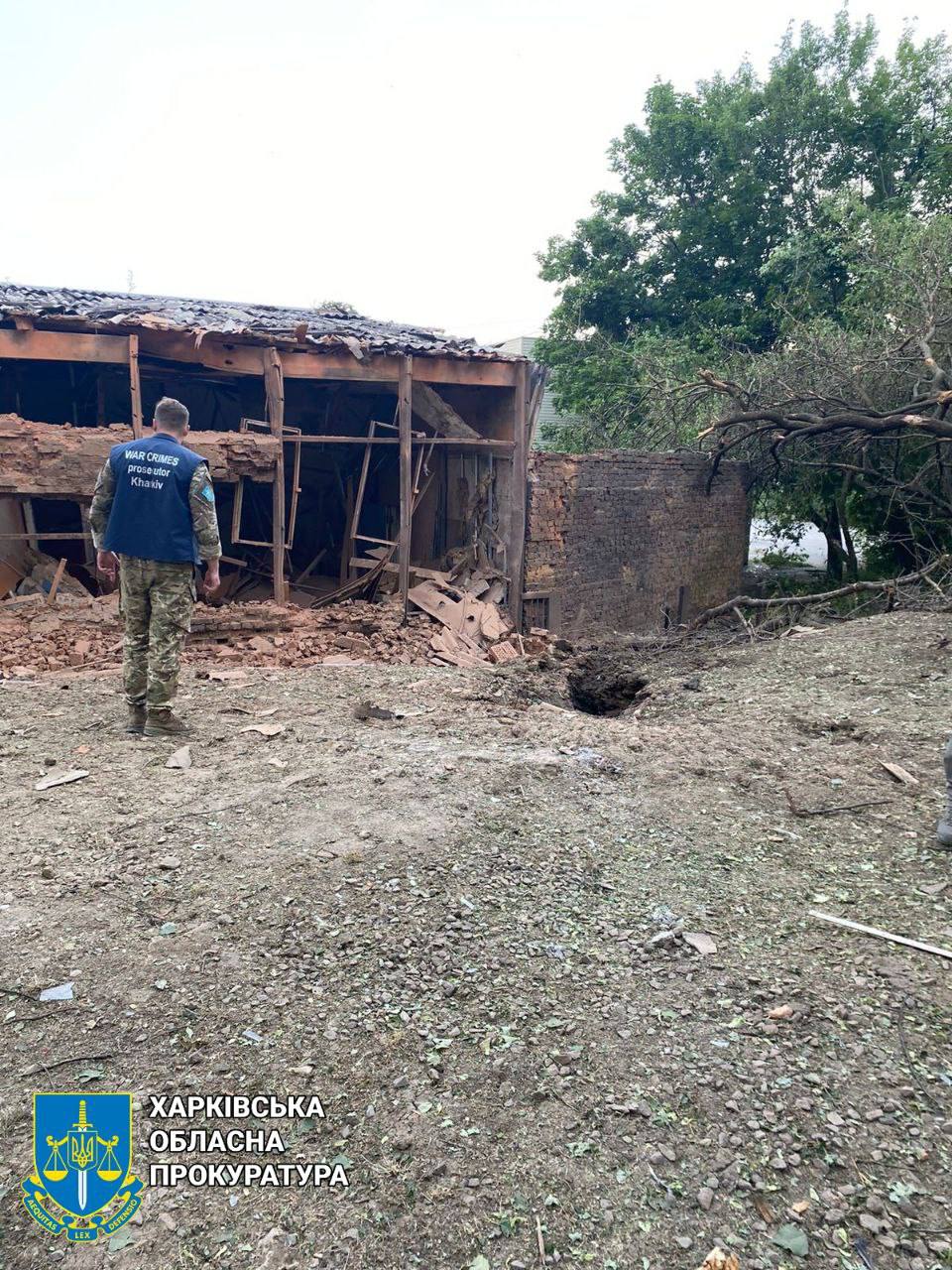З'явилися фото з місця обстрілу у Немишлянському районі Харкова.