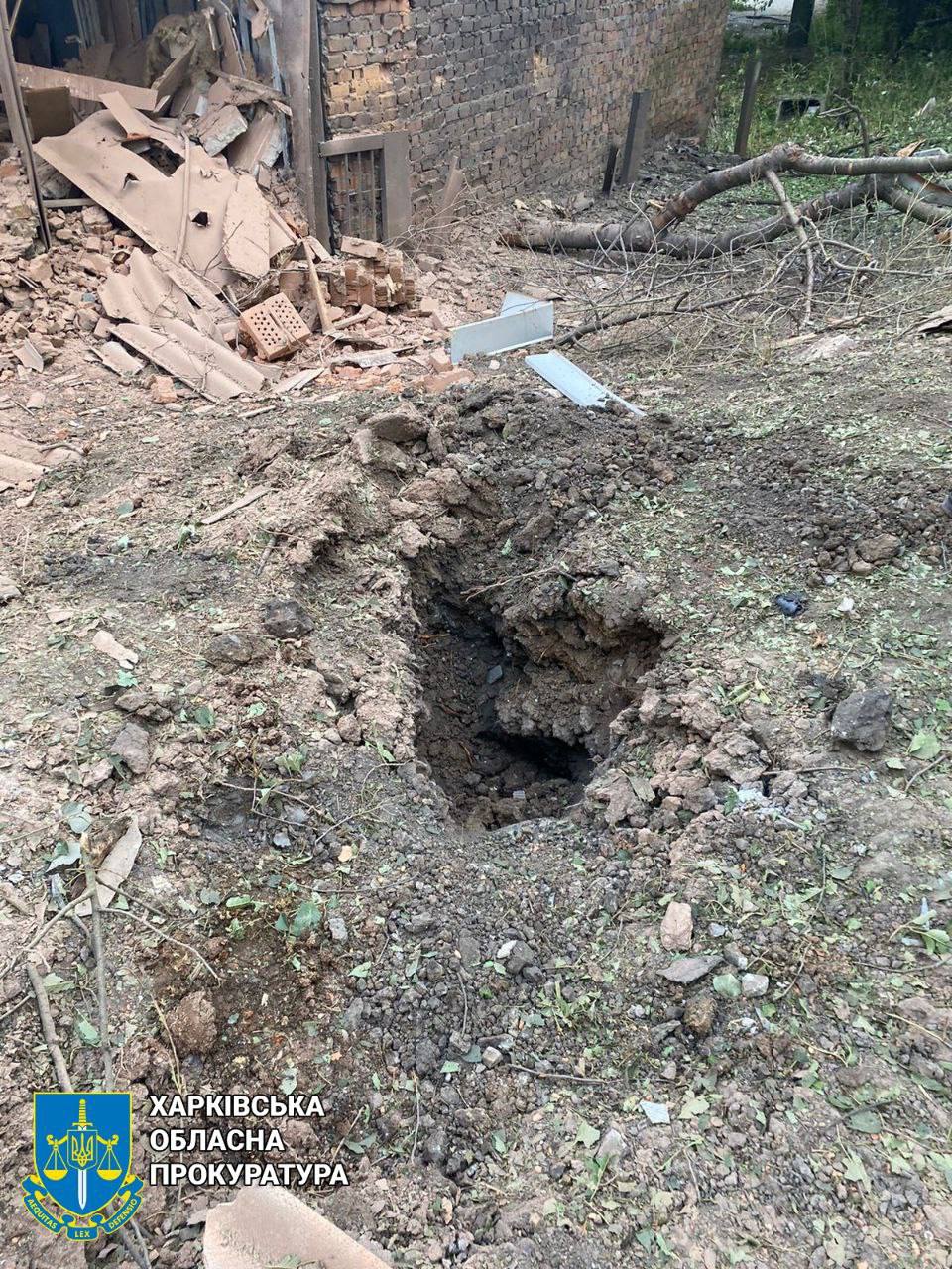 З'явилися фото з місця обстрілу у Немишлянському районі Харкова.