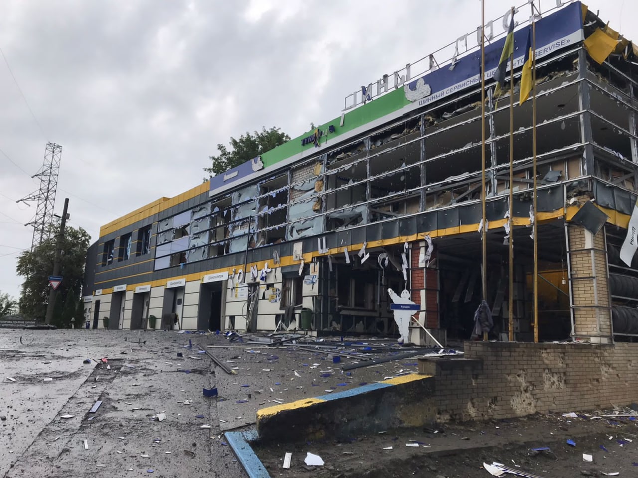 Появились фото последствий обстрела Харькова из РСЗО 11 июля.