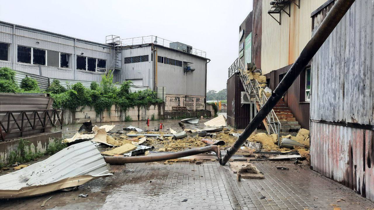 Появились фото последствий обстрела Харькова из РСЗО 11 июля.