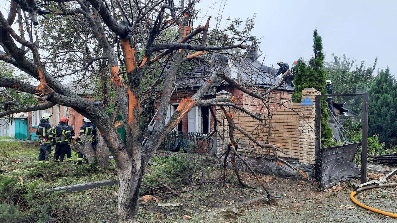 Появились фото последствий обстрела Харькова из РСЗО 11 июля.