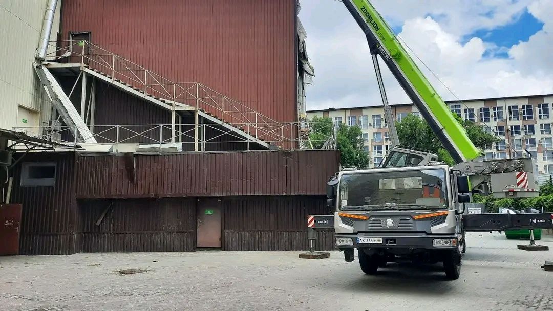 В Харькове после российских обстрелов разбирают завалы на крыше ТРЦ 