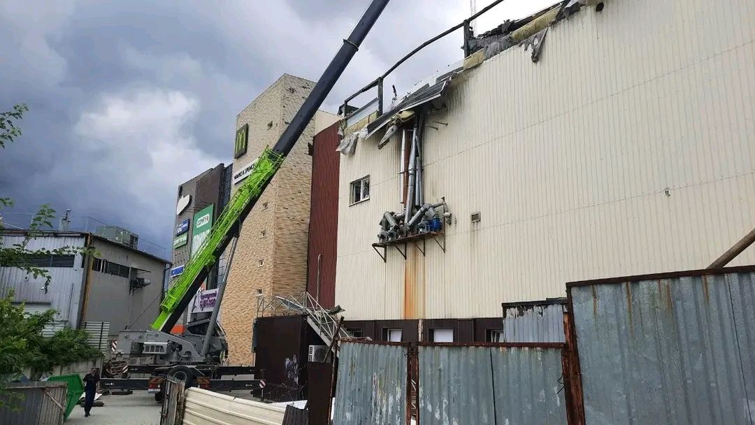 В Харькове после российских обстрелов разбирают завалы на крыше ТРЦ 