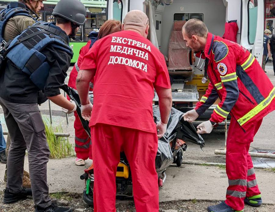 З'явилися фото та відео з місця ранкового обстрілу Харкова.