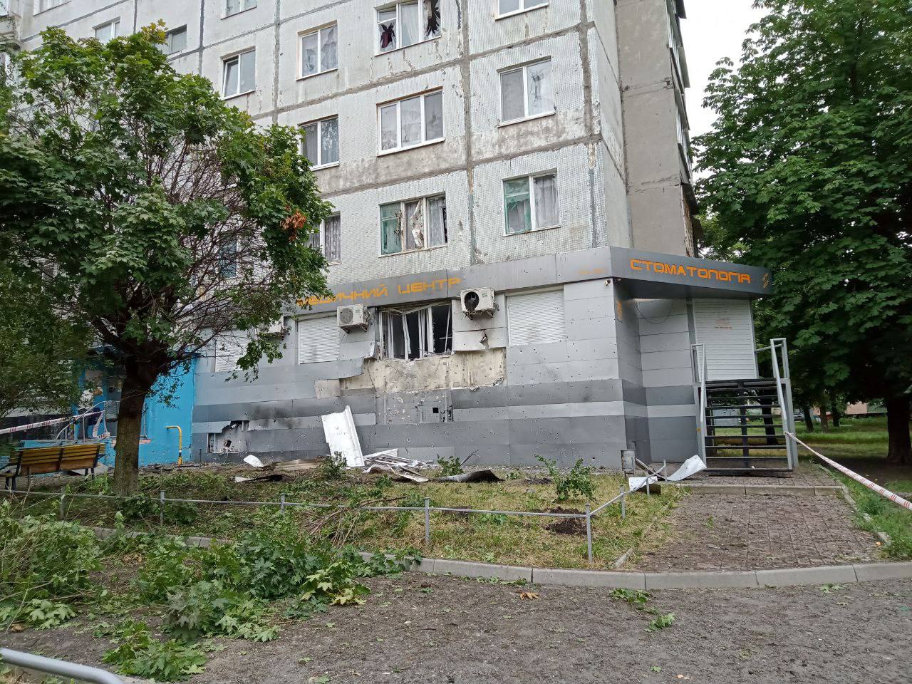 З'явилися фото та відео з місця ранкового обстрілу Харкова.