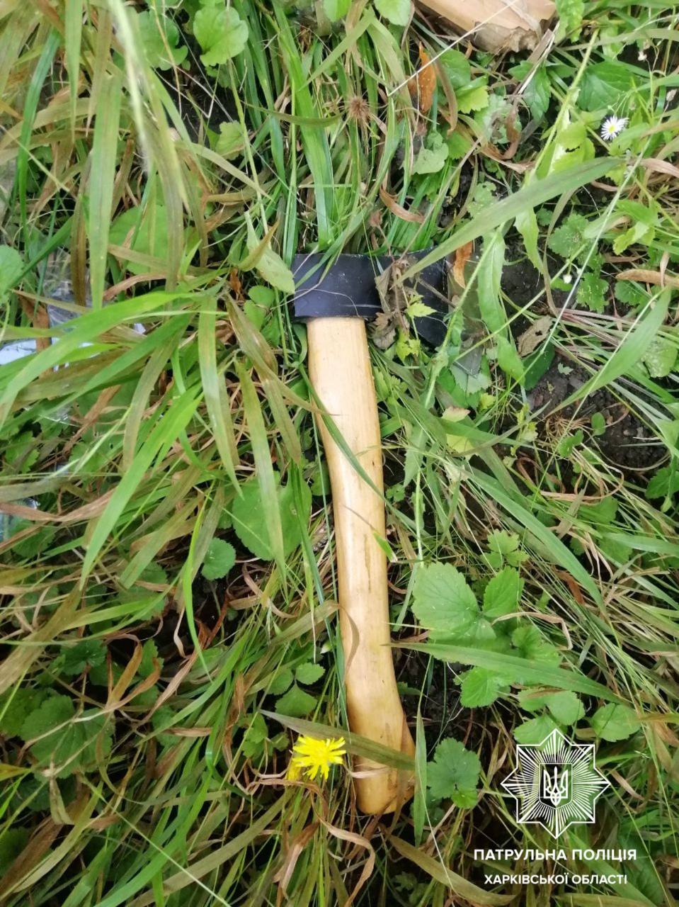 В Харькове задержали мародера, который влезал в поврежденные обстрелы дома.