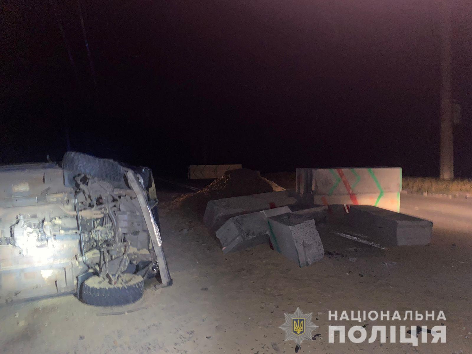 Кровь на асфальте: в Харькове ВАЗ влетел в бетонный блок.