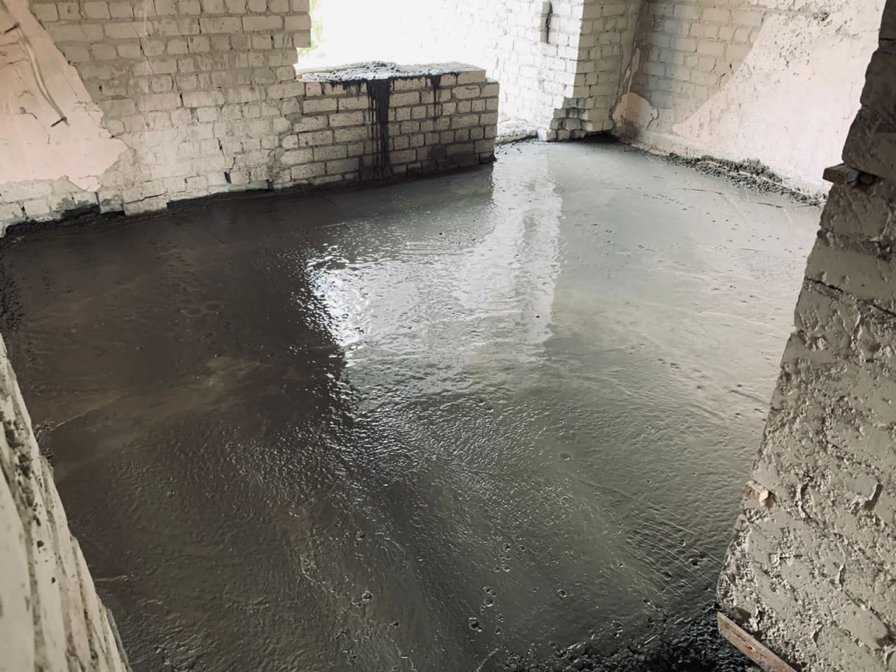 В Индустриальном районе Харькова восстанавливают поврежденную российским обстрелом многоэтажку.