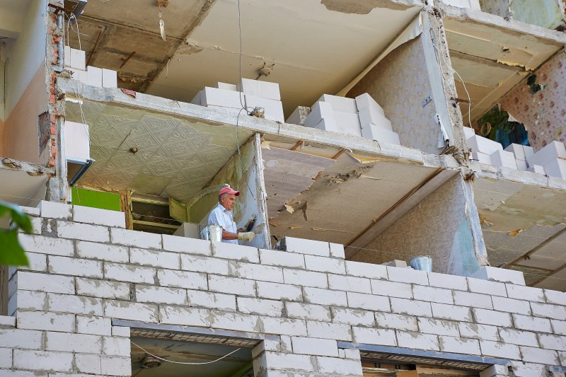 На Павловом Поле ремонтируют многоэтажку, поврежденную российскими обстрелами.