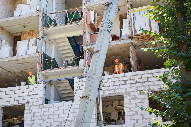 На Павловом Поле ремонтируют многоэтажку, поврежденную российскими обстрелами.