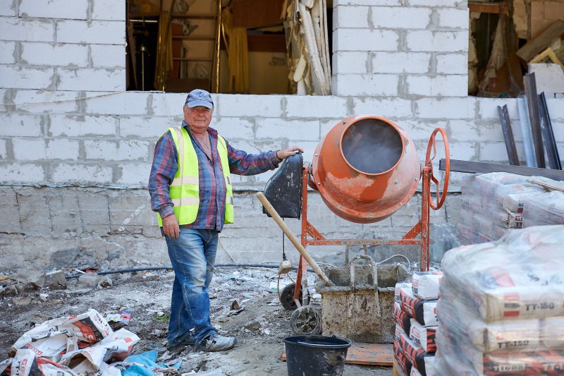 На Павловом Поле ремонтируют многоэтажку, поврежденную российскими обстрелами.