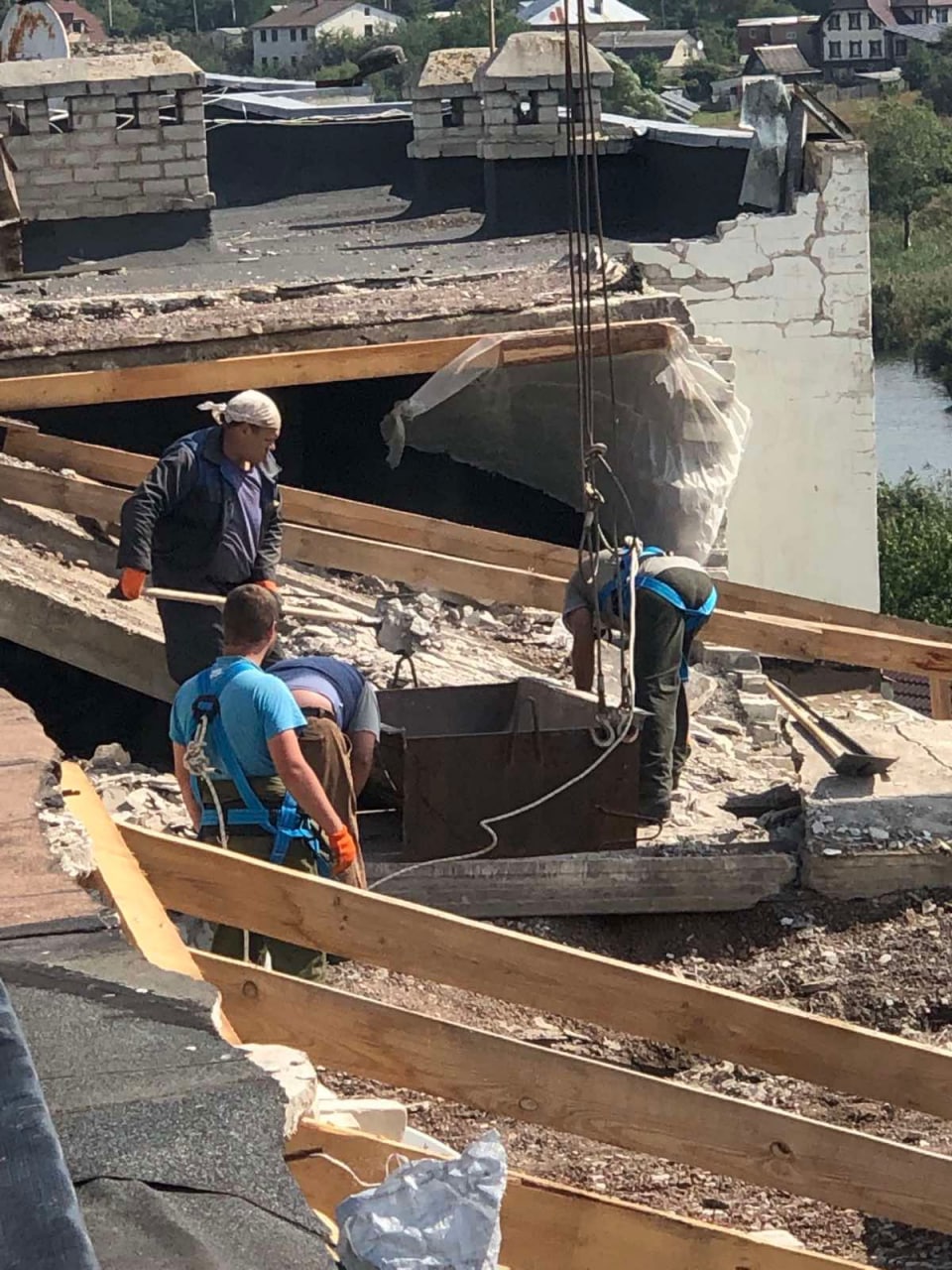 В Немышлянском районе Харькова ремонтируют многоэтажку, поврежденную обстрелами россиян.