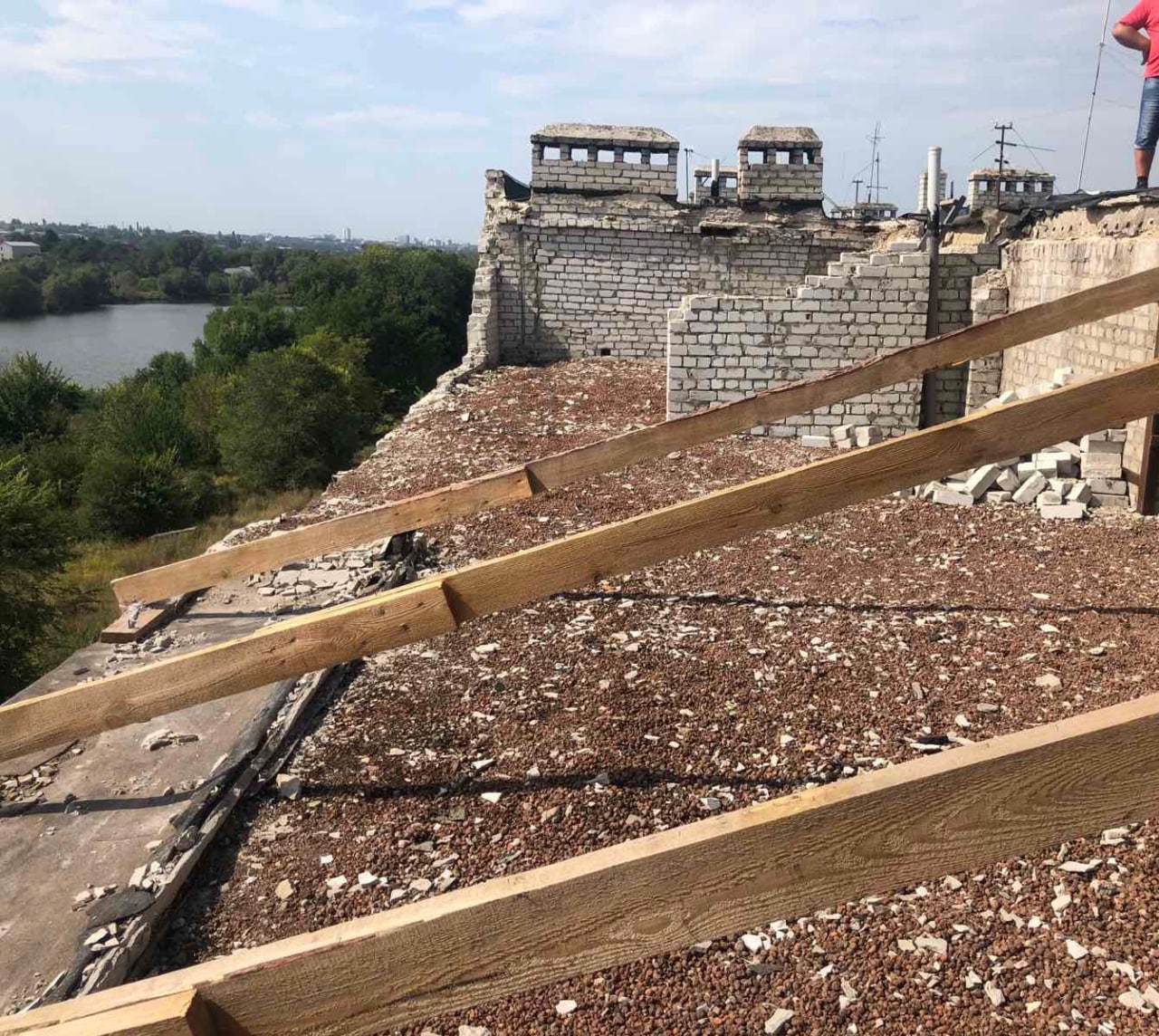 В Немышлянском районе Харькова ремонтируют многоэтажку, поврежденную обстрелами россиян.