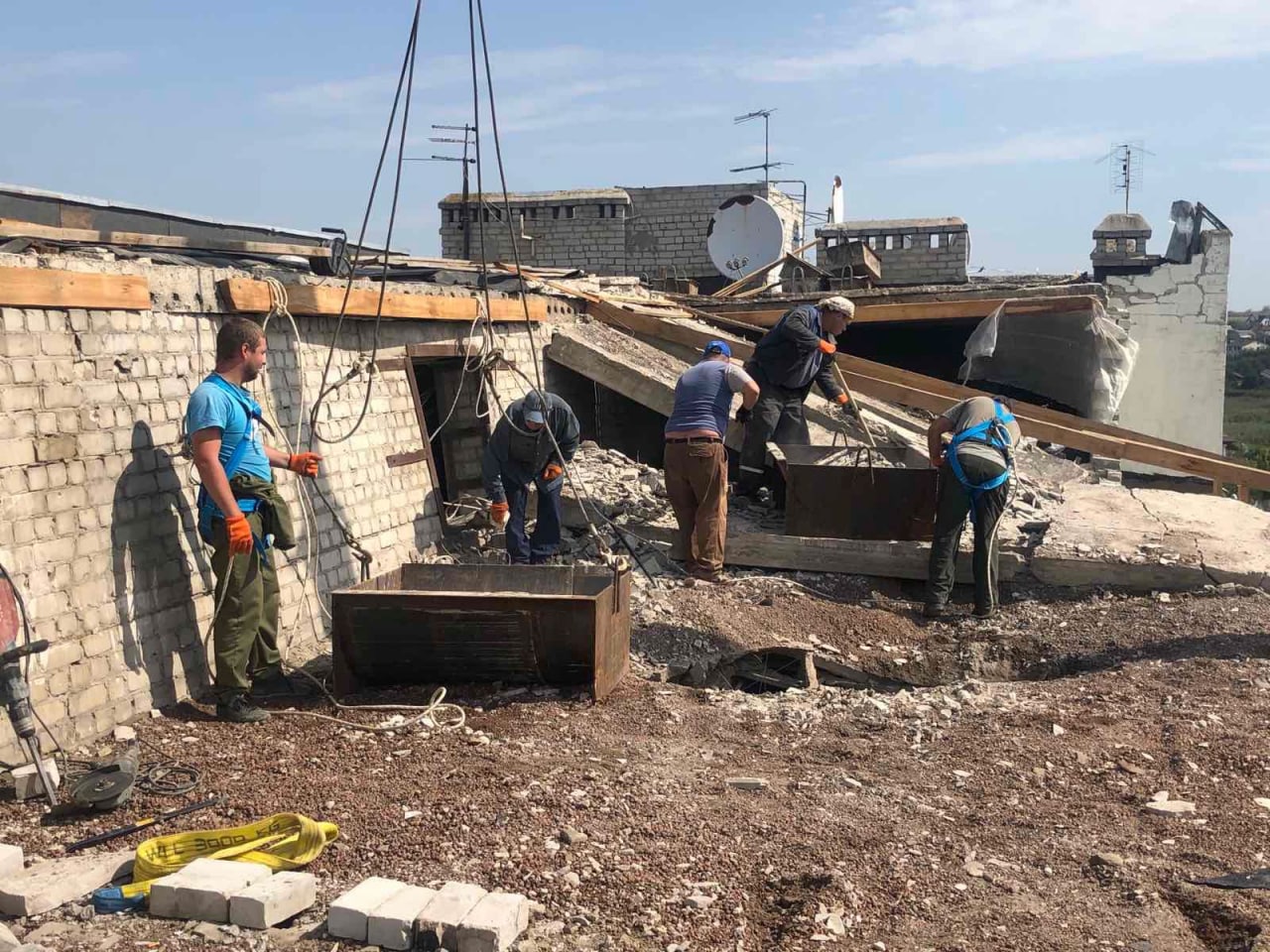 В Немышлянском районе Харькова ремонтируют многоэтажку, поврежденную обстрелами россиян.