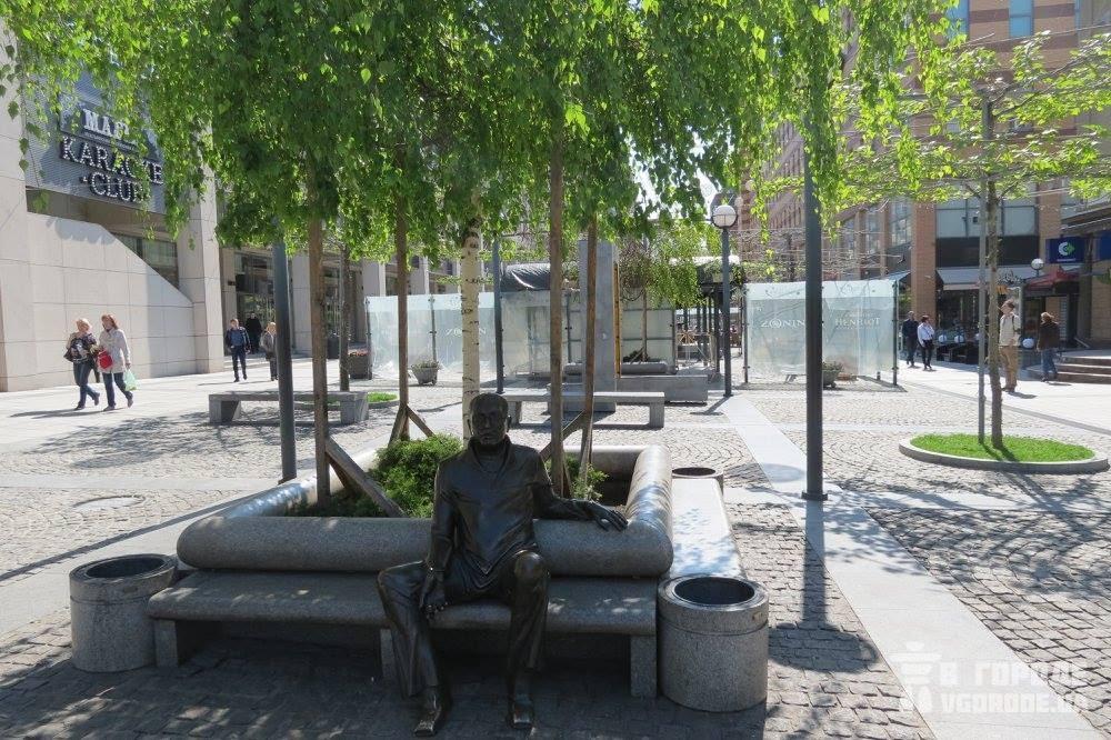 Достопримечательности Днепра: памятник Бизнесмену. Фото: Vgorode