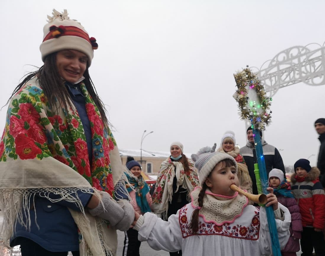 Передача Вифлеемского огня и пение колядки: в Харькове открылся "Вертеп-фест 2021" фото 3 2