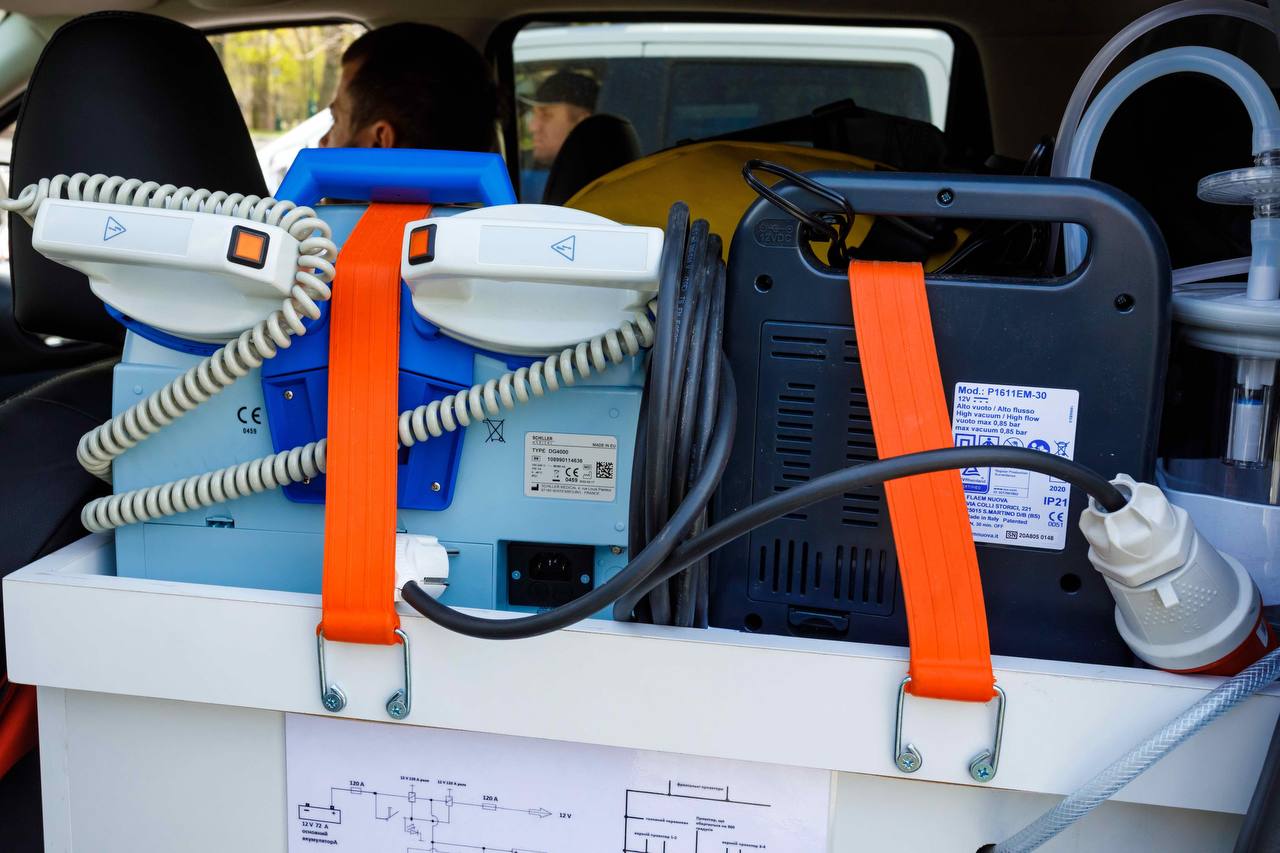 До Харкова прибули автомобілі швидкої допомоги підвищеної прохідності.