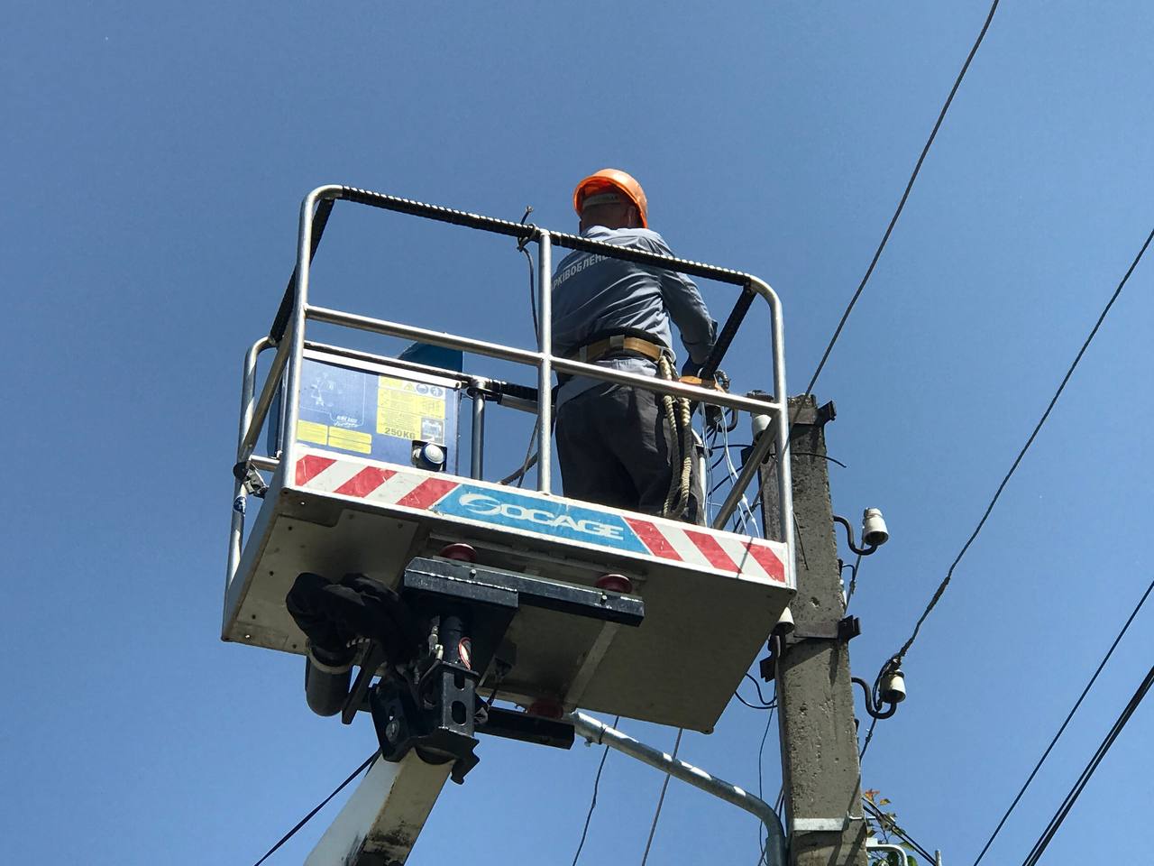 У сотні будинків Київського району відновлять електропостачання.