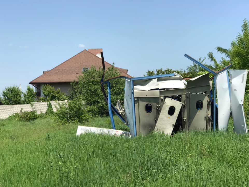 У сотні будинків Київського району відновлять електропостачання.