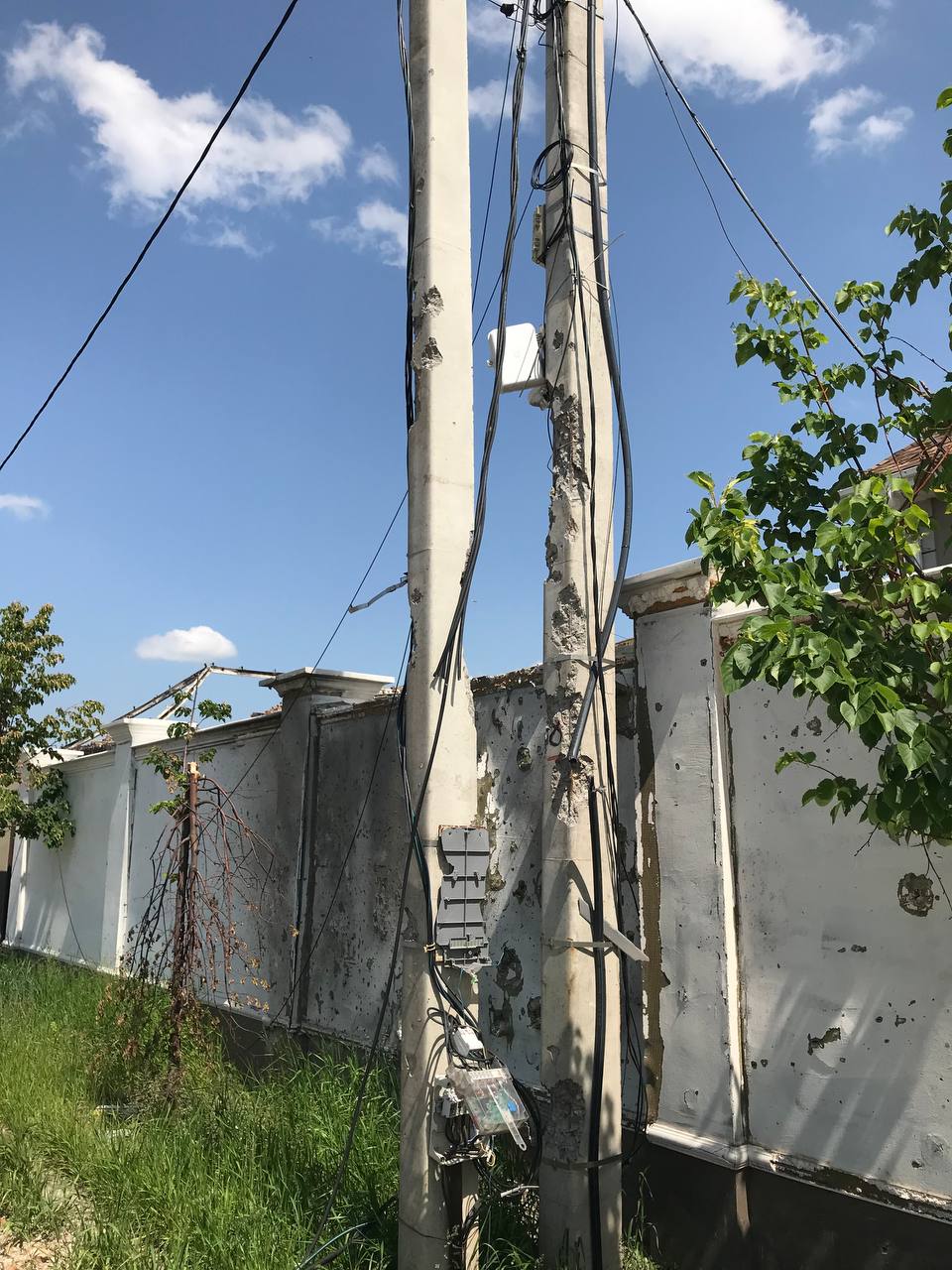 У сотні будинків Київського району відновлять електропостачання.