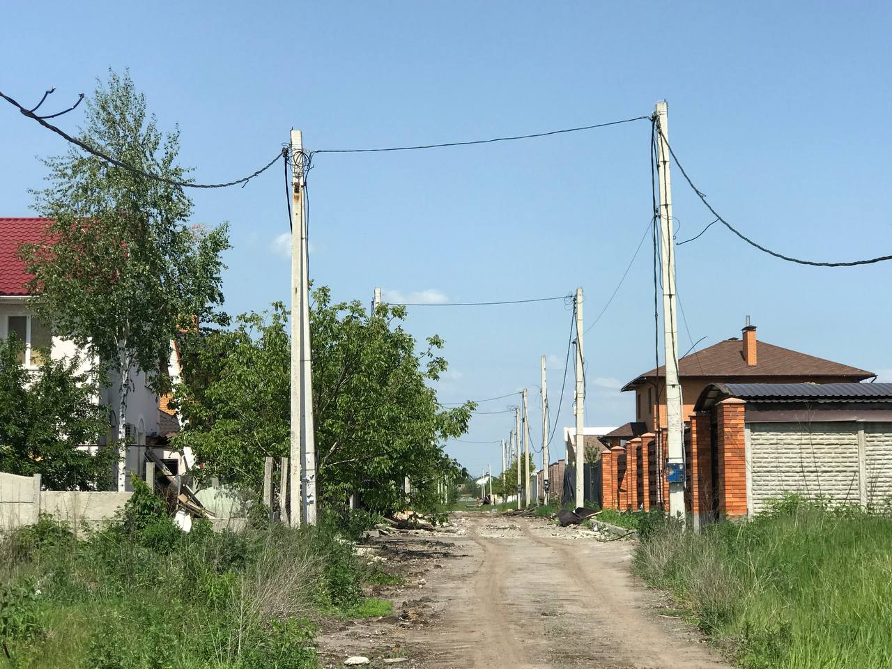 У сотні будинків Київського району відновлять електропостачання.