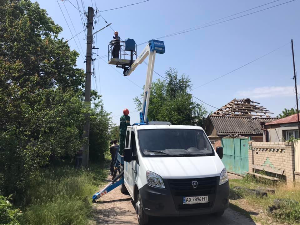 У сотні будинків Київського району відновлять електропостачання.