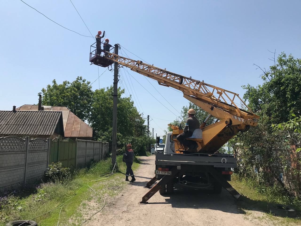 У сотні будинків Київського району відновлять електропостачання.