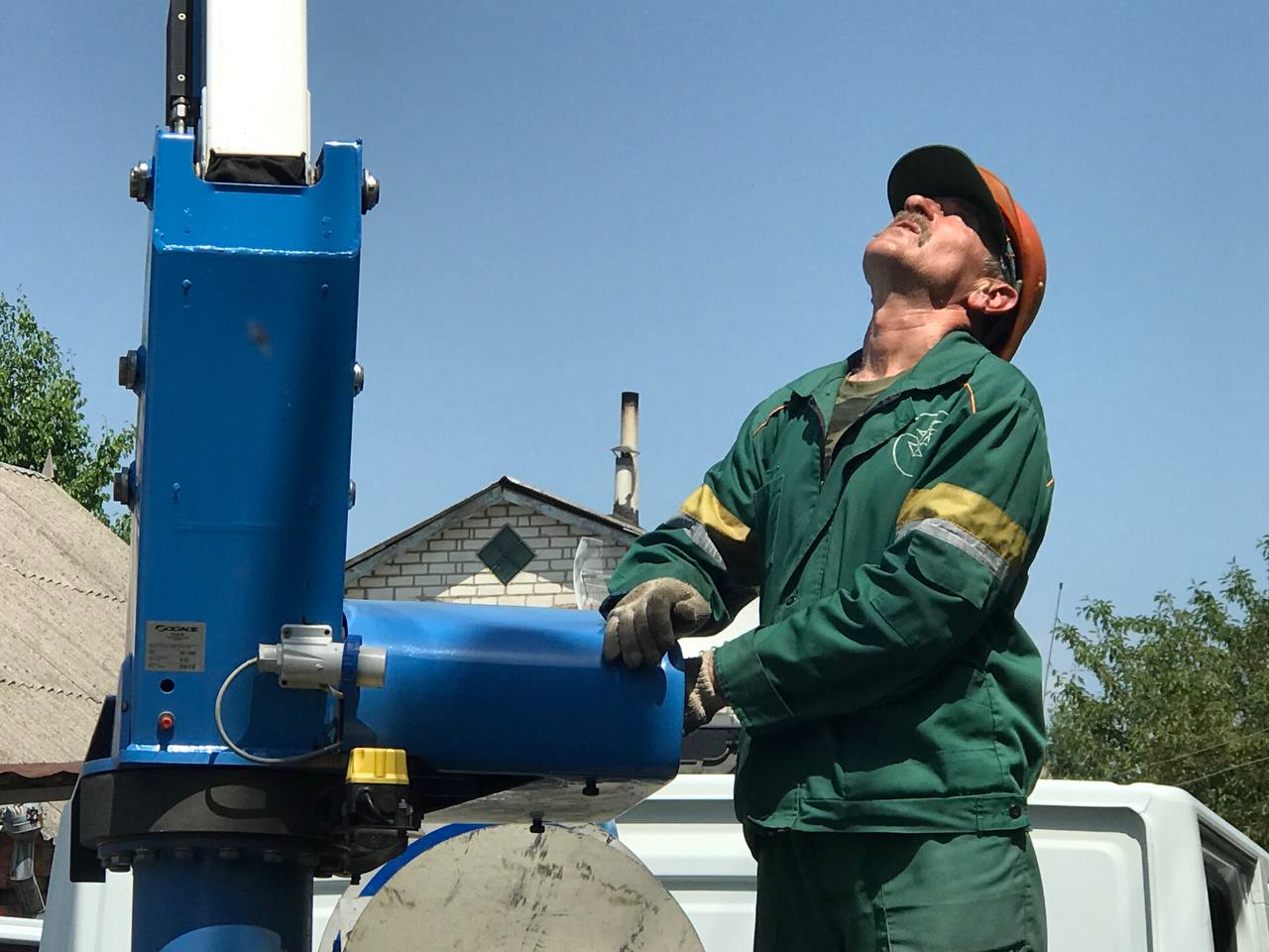 У сотні будинків Київського району відновлять електропостачання.