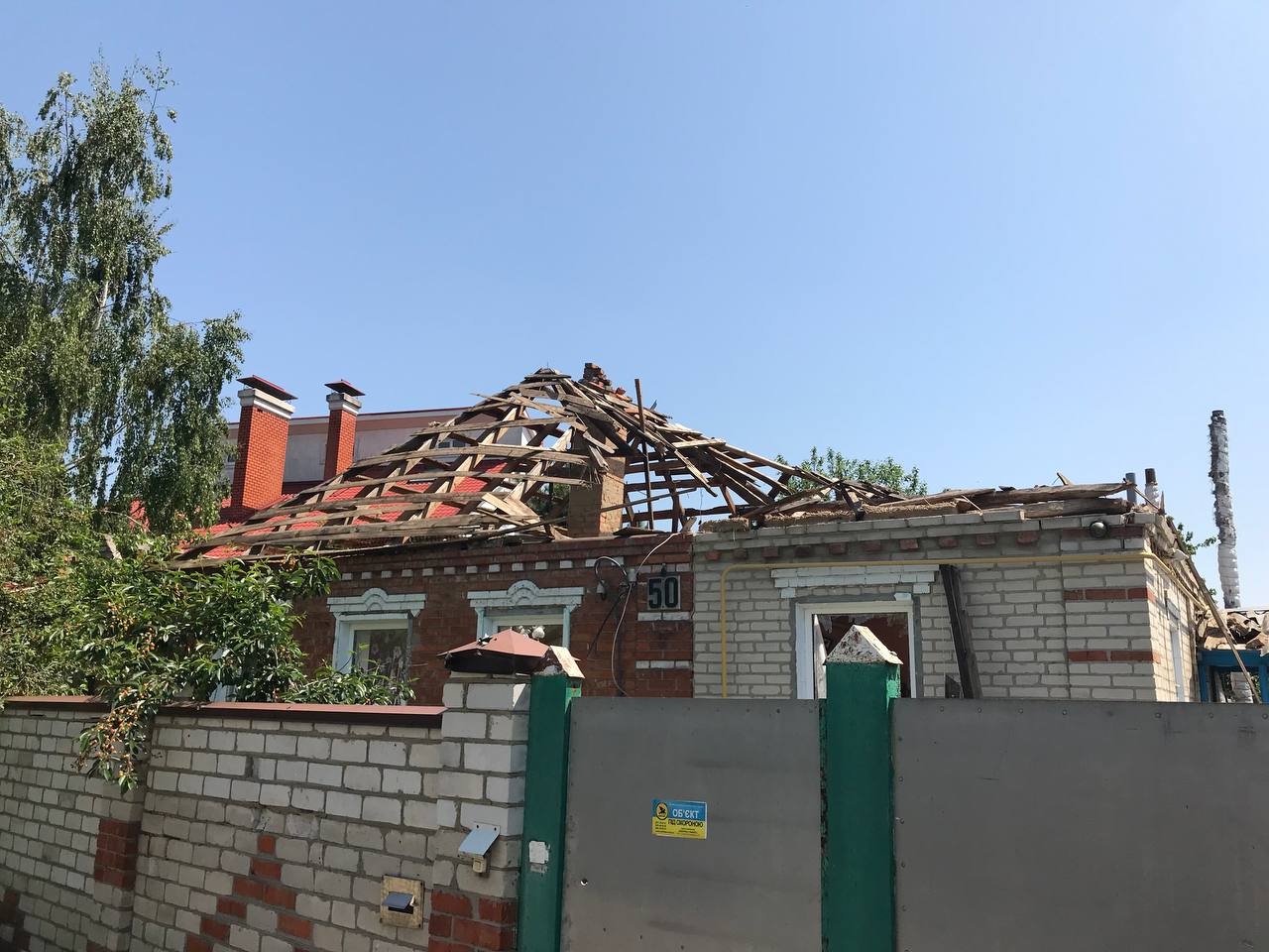 У сотні будинків Київського району відновлять електропостачання.