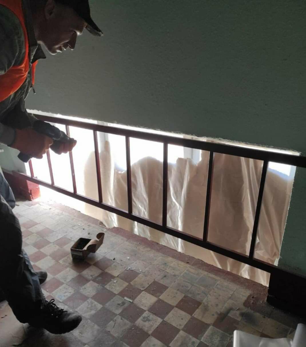 У Харкові забивають розбиті вікна.