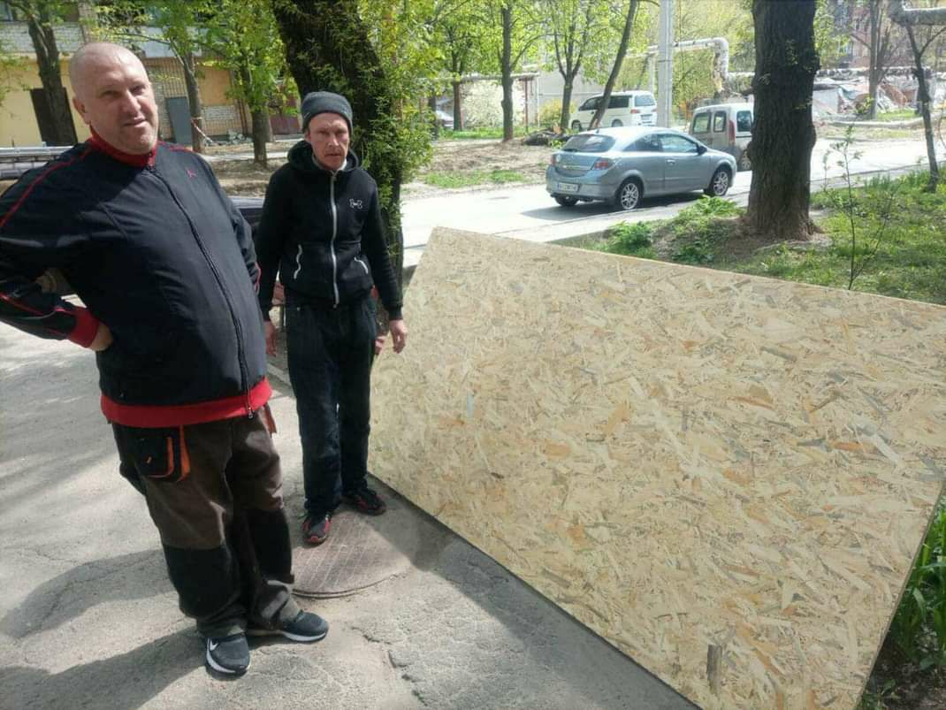 У Харкові забивають розбиті вікна.