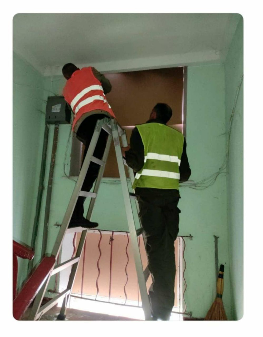 У Харкові забивають розбиті вікна.