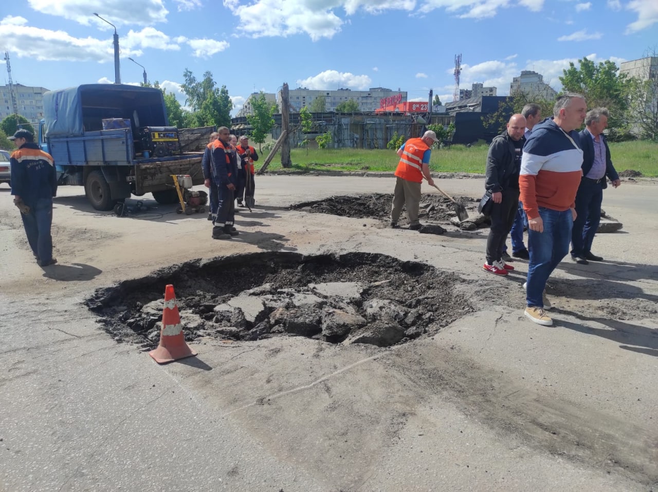 В Харькове латают искореженную взрывами дорогу к "Горизонту".