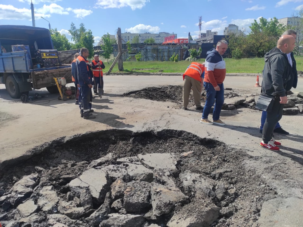 В Харькове латают искореженную взрывами дорогу к "Горизонту".