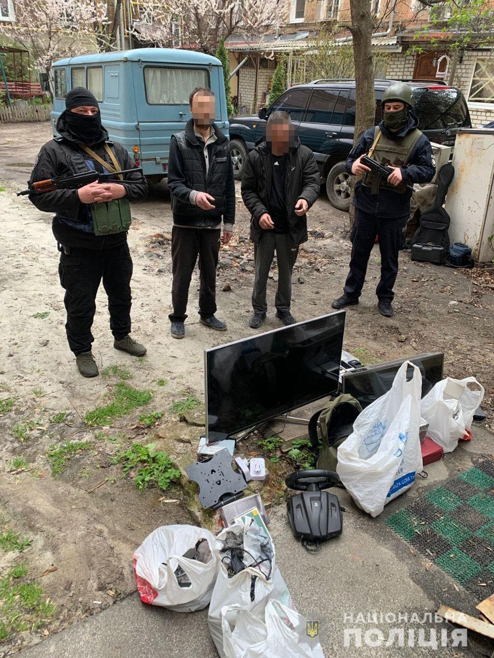 У Харкові затримали трьох чоловіків, які грабували квартири.