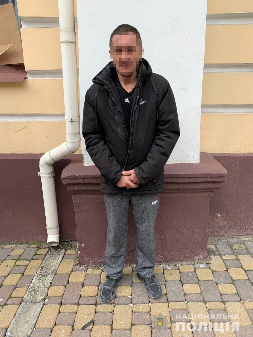 У Харкові затримали трьох чоловіків, які грабували квартири.