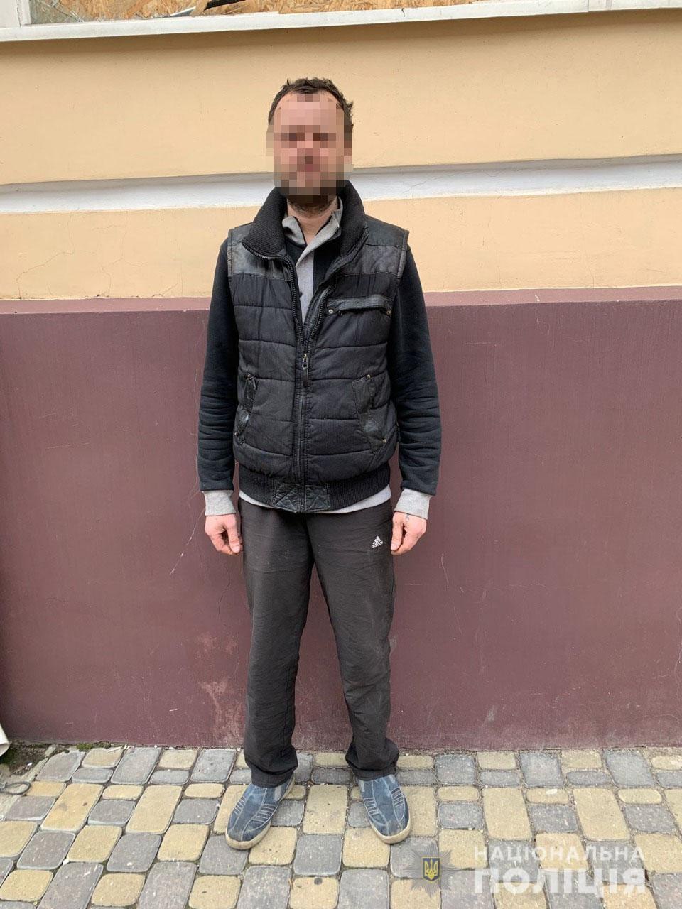 У Харкові затримали трьох чоловіків, які грабували квартири.