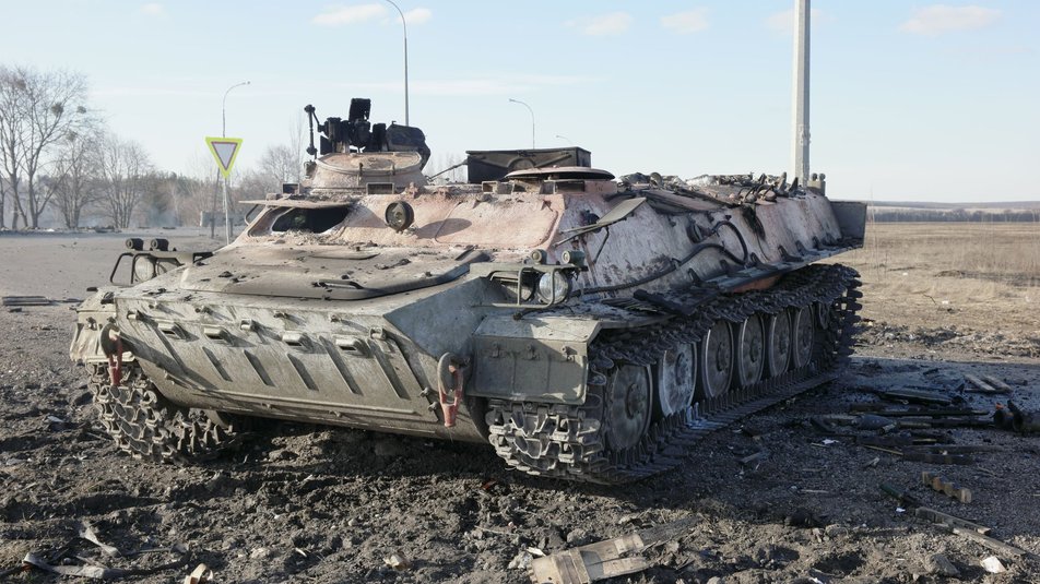 Разбитая российская техника на дороге в Харькове. Фото: Игорь Гуденко/Facebook