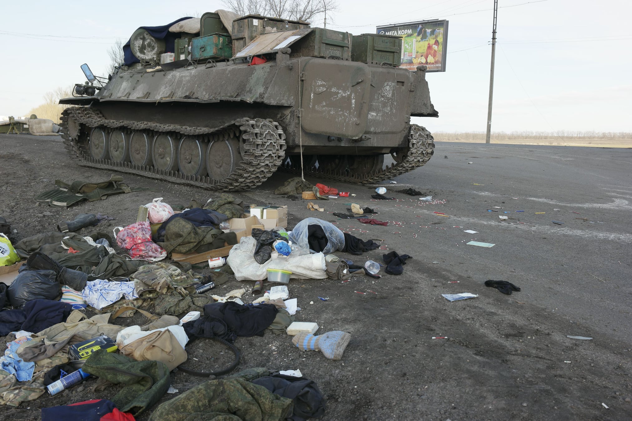 Разбитая российская техника на дороге в Харькове. Фото: Игорь Гуденко/Facebook