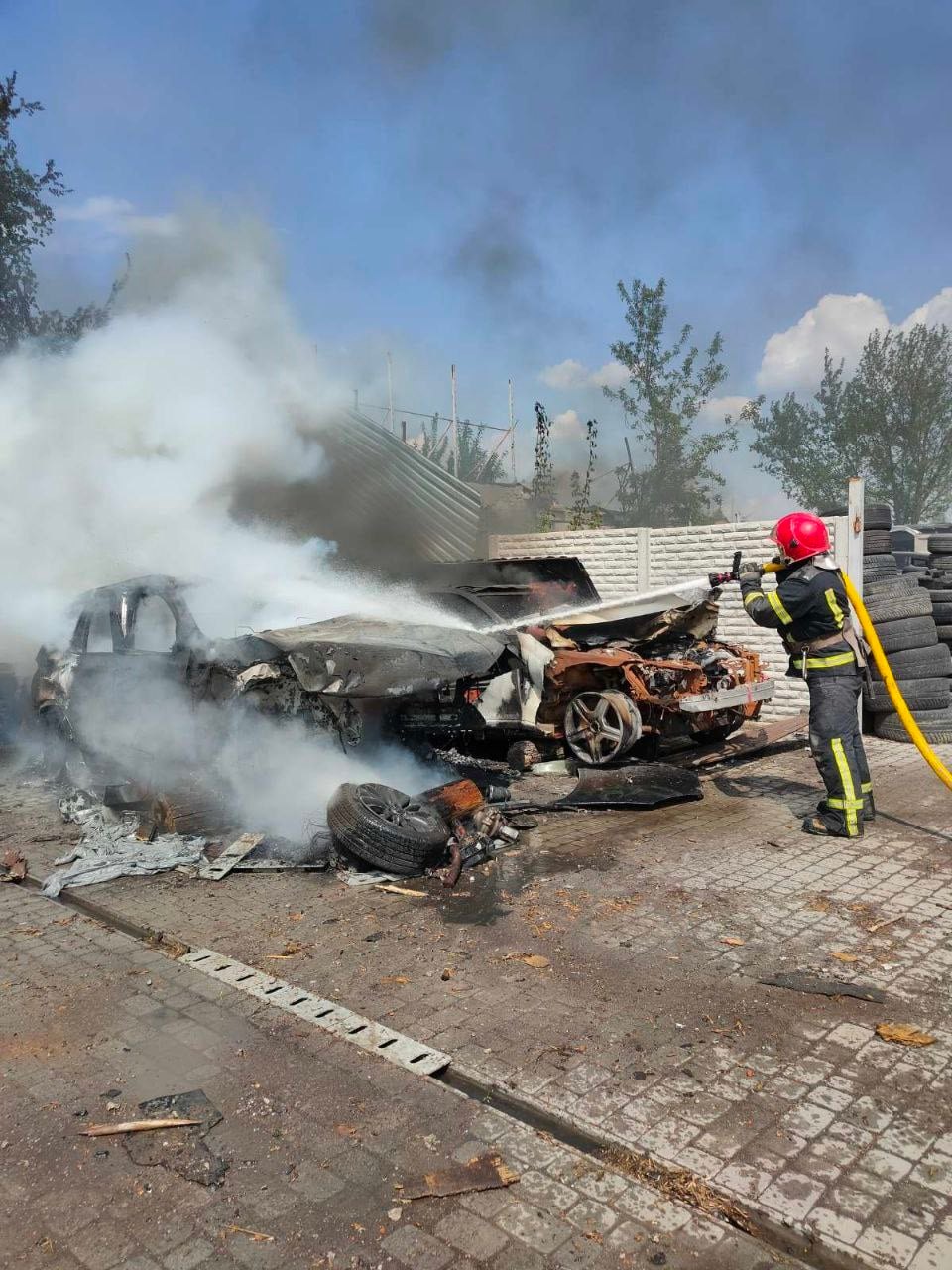 Россияне обстреляли Киевский район: сгорел автобусный парк.