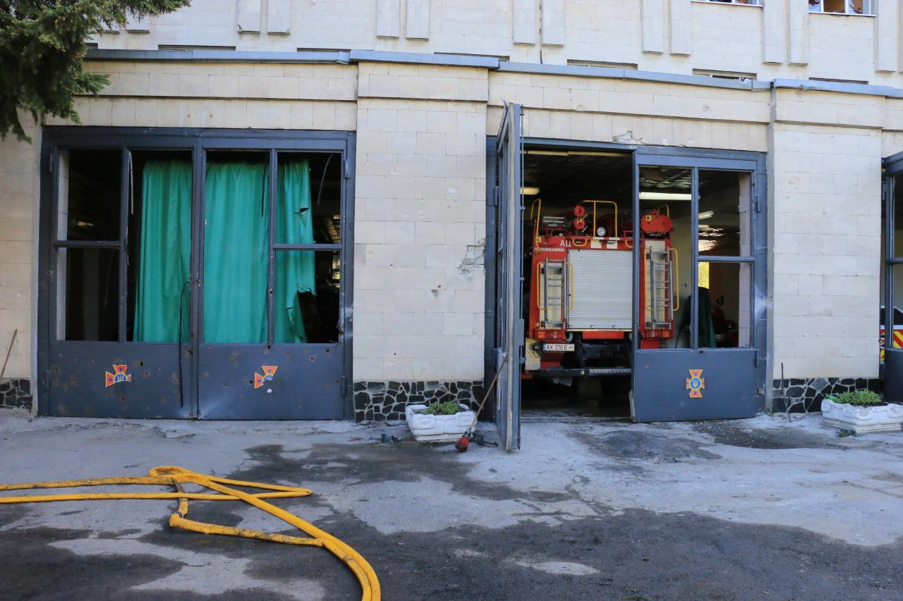 Постраждали багатоповерхівка та пожежна частина: росіяни обстріляли Київський район фото 2 1