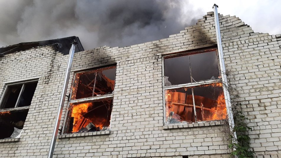 В поселке Жуковского в результате обстрела вспыхнули пожары.