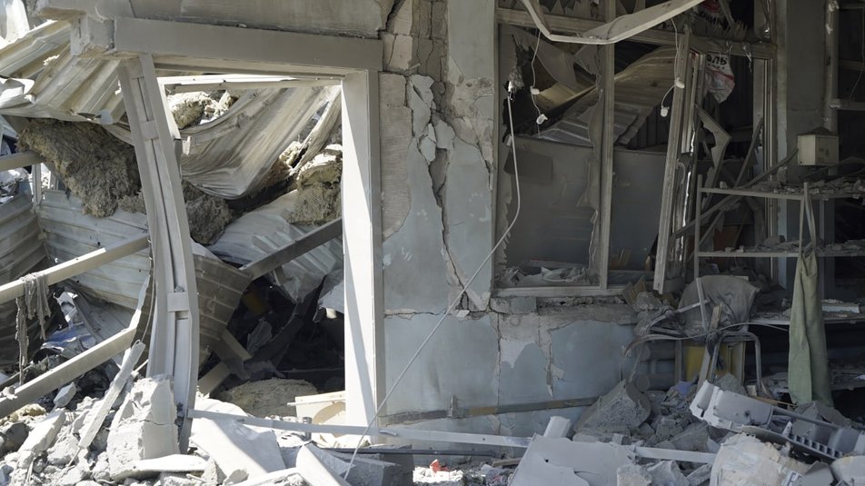 В Харькове россияне обстреляли пищевое предприятие.