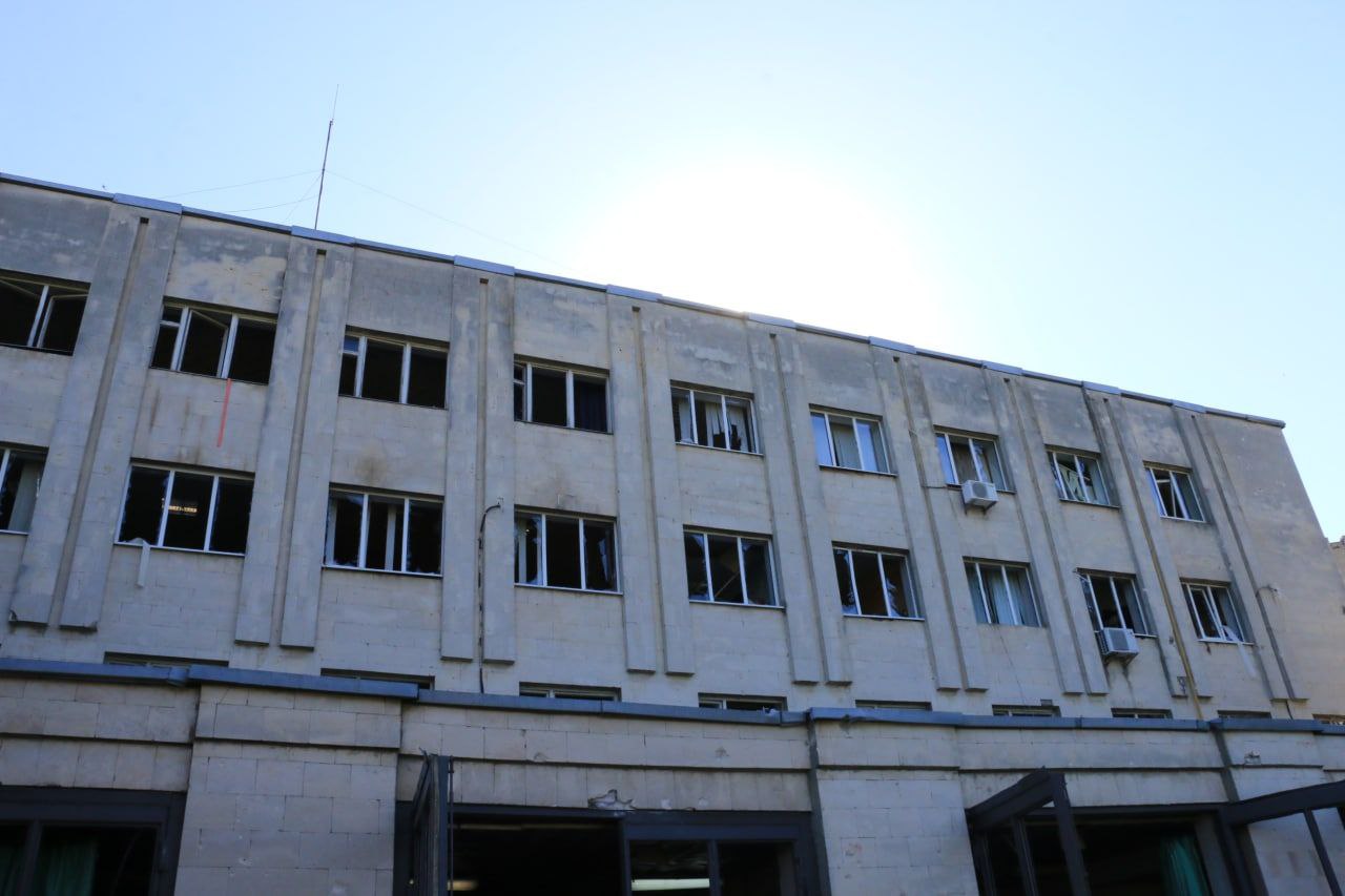 Постраждали багатоповерхівка та пожежна частина: росіяни обстріляли Київський район фото 3 2